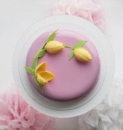 Муссовый торт с тюльпанами